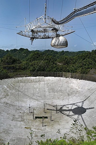 Arecibo radio telescope. By Mariordo (Mario Roberto Durán Ortiz) (CC BY-SA 4.0)